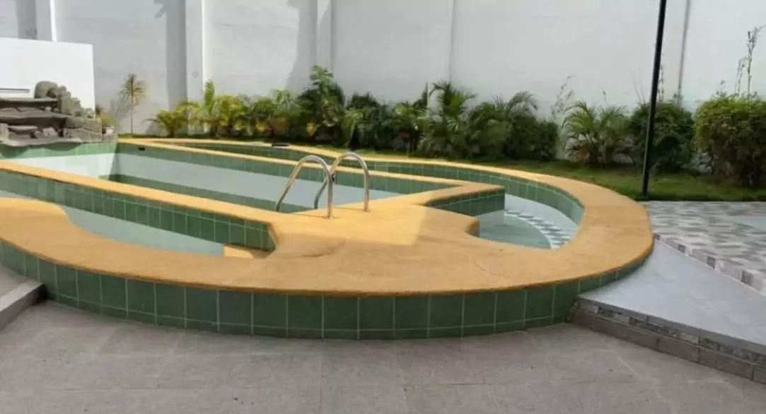 For Sale: 5-Storey Commercial Building with Pool and Roof Deck - photo 4