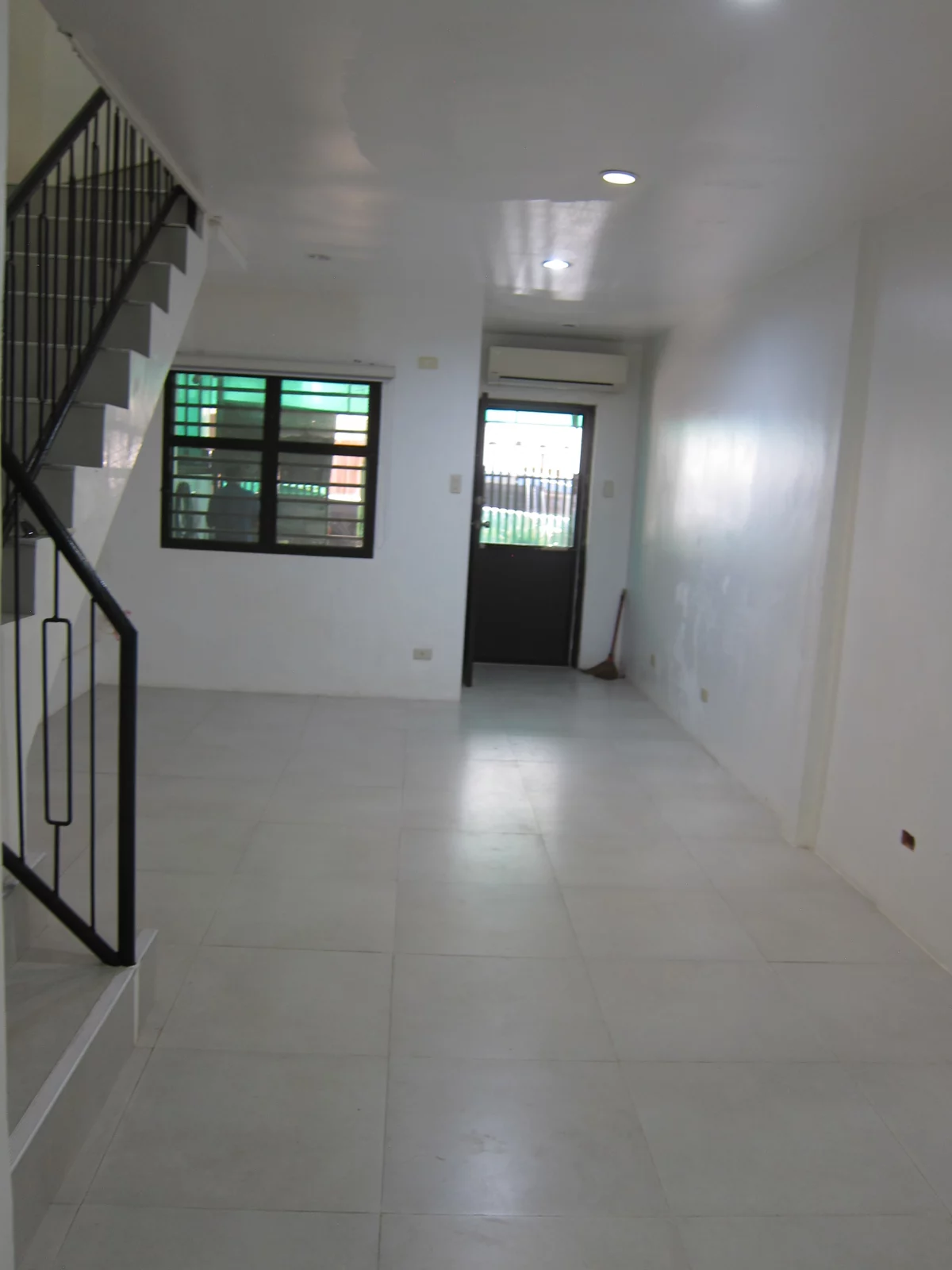 FOR SALE 2BR Townhouse Near Lapu-lapu City — 1 Parking, Aircon — Townhouse in Lapu-lapu City, Cebu, 6015 — Photo 2
