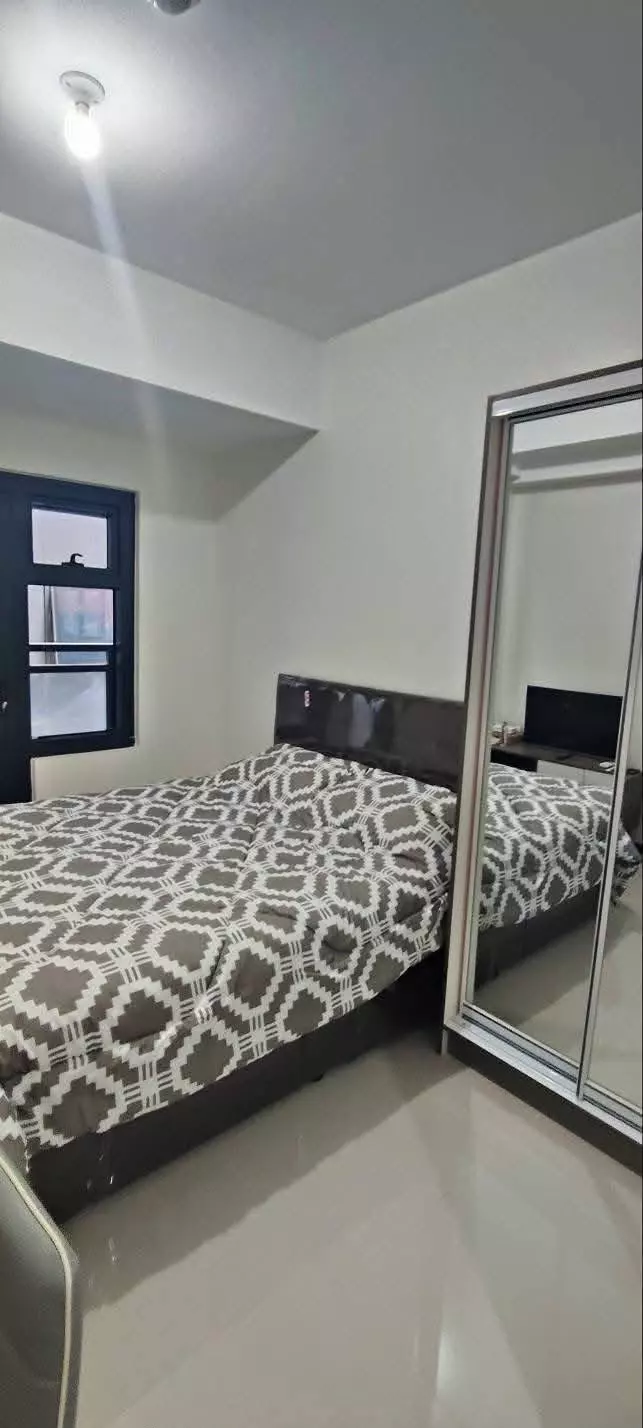 STUDIO UNIT WITH BALCONY AND PARKING IN GALLERIA RESIDENCES — Studio in Avenue Extension, Carreta, Cebu City — Photo 2