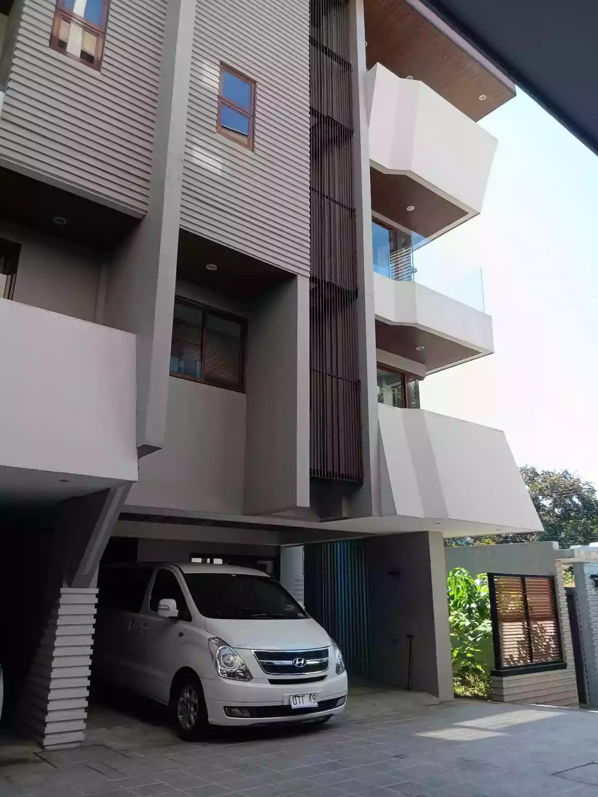 A luxurious townhouse at Gruet Heights San Juan — Townhouse in San Juan City, Metro Manila, 1502 — Photo 2