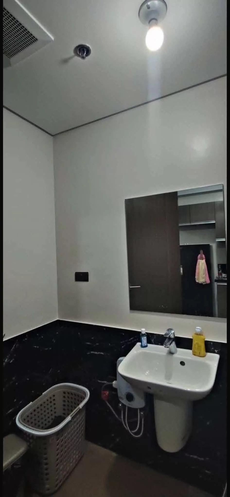 STUDIO UNIT WITH BALCONY AND PARKING IN GALLERIA RESIDENCES — Studio in Avenue Extension, Carreta, Cebu City — Photo 4