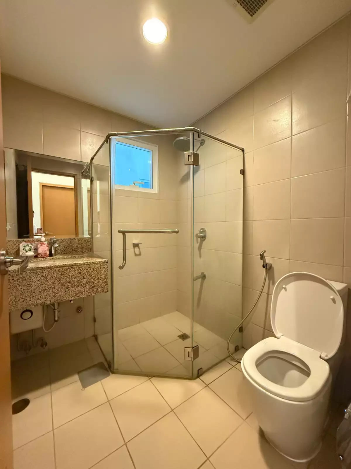 Open photo 12 of 15 — FOR SALE: Madison Parkwest 3BR Condo in Fort Bonifacio, Taguig