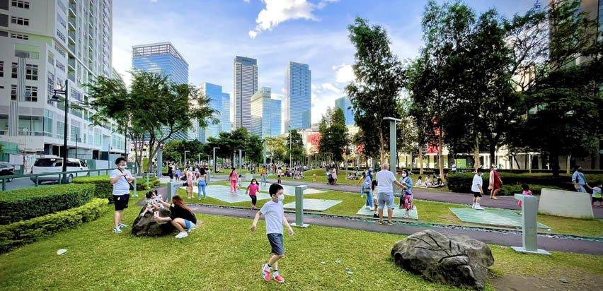 Picnic spots and open lawns in BGC attract relaxation-seeking tourists