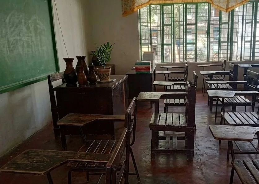 An empty classroom for grade school students.