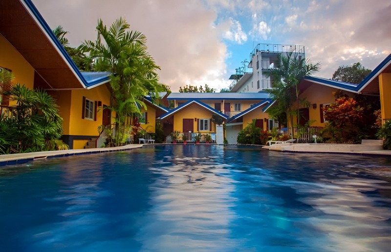 Villa-Style Courtyard Gardens and Relaxing Poolside Lounges Downtown