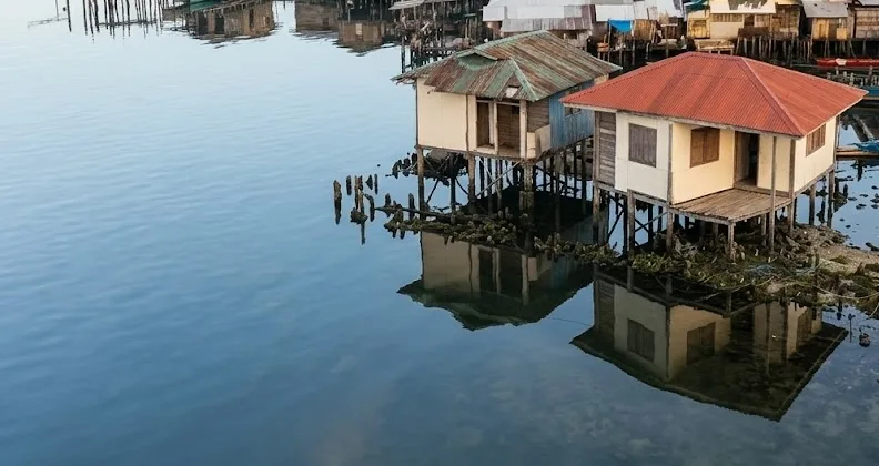 Houses build on the water.