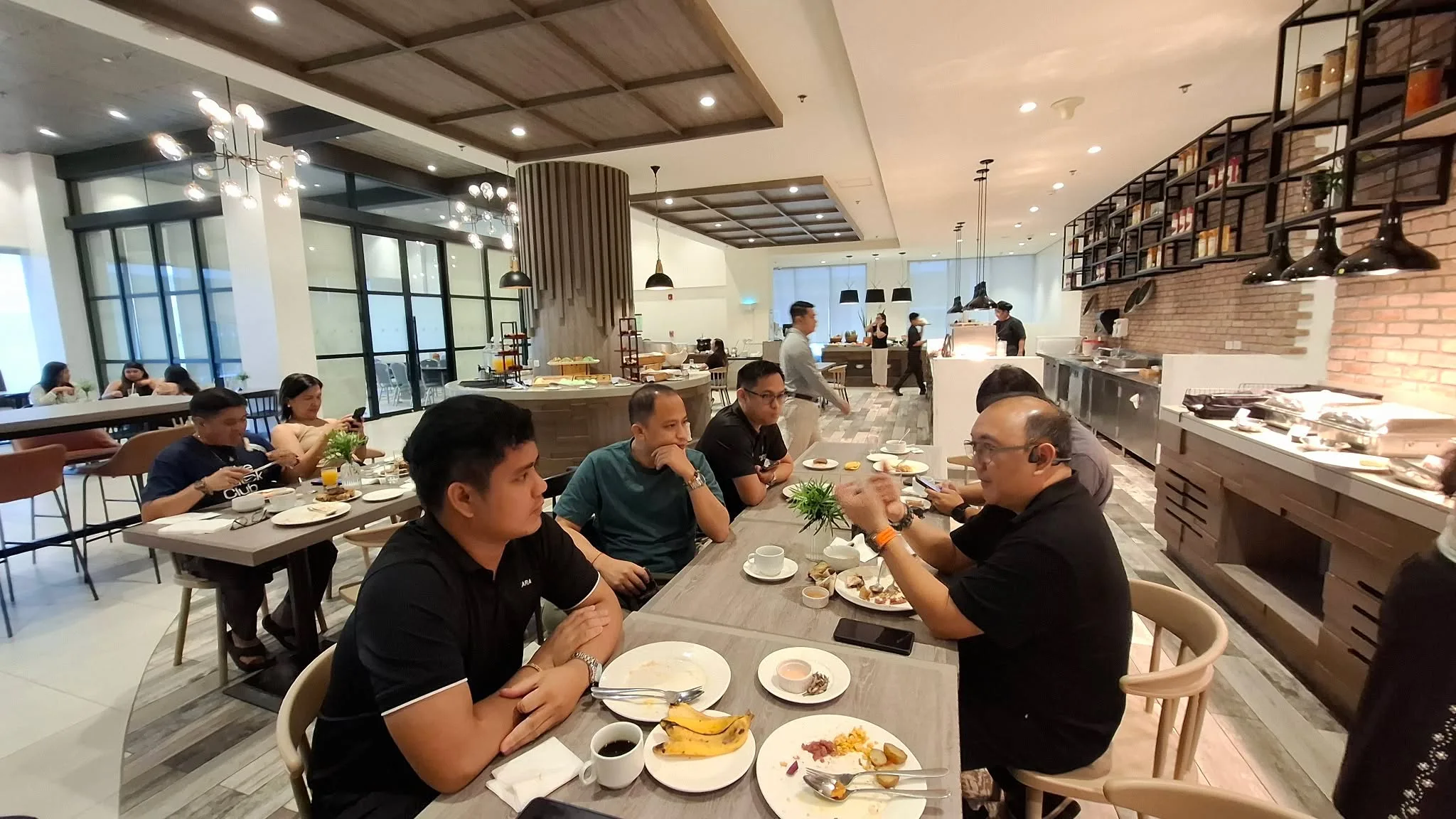Filipinohomes CEO Anthony Leuterio Meets Elite Circle Bacolod in Breakfast Huddle