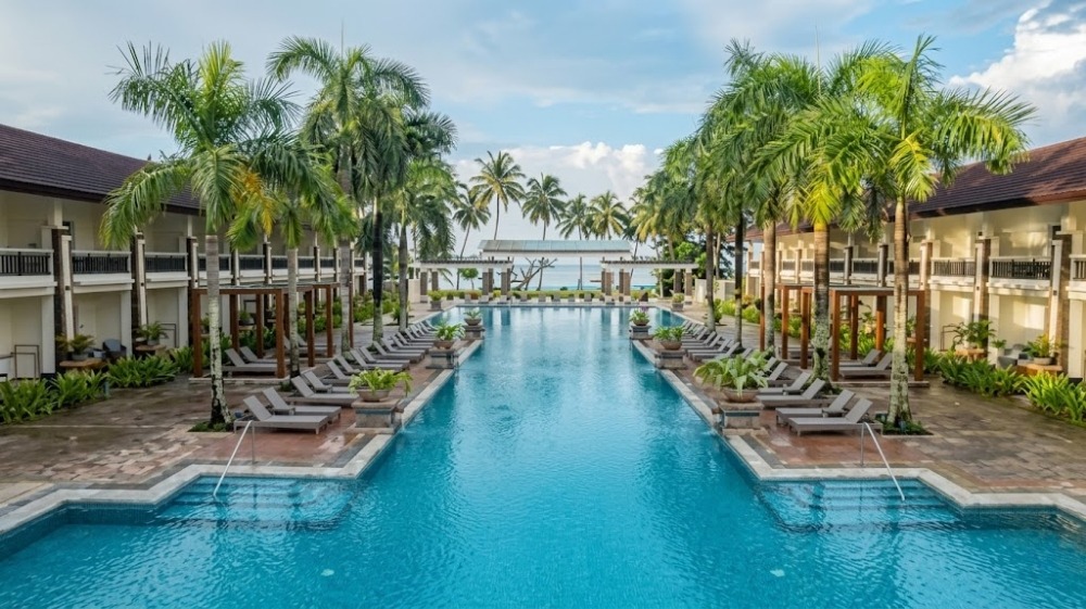 International Resort Comfort and Massive Poolside Seclusion on Sabang Beach