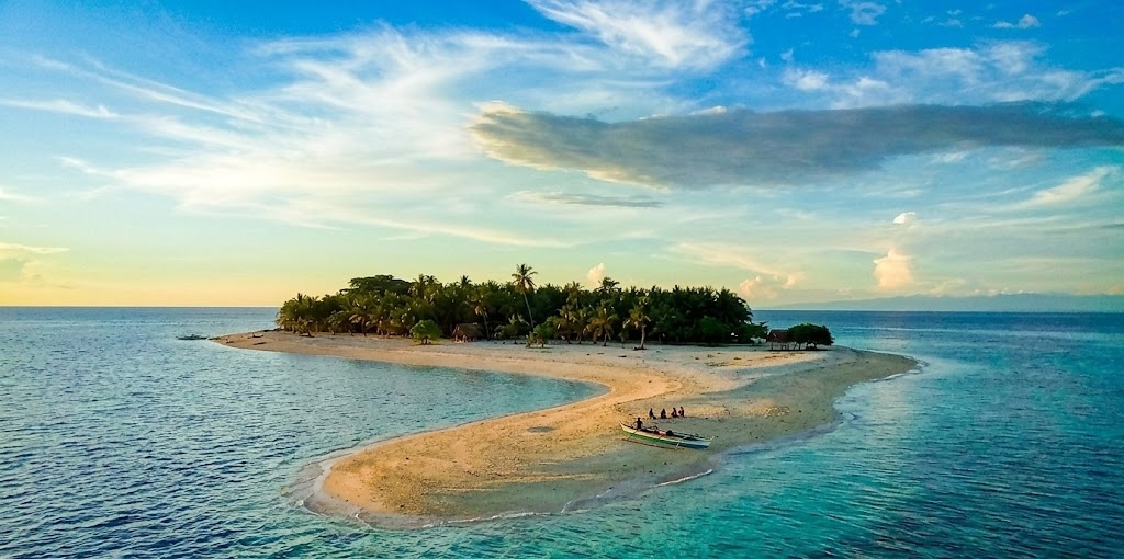 Digyo Island Captivates Visitors with Pristine Waters and Scenic Sandbars