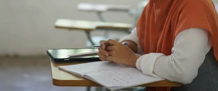 A student listening during a class.