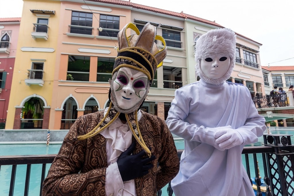 Carnival Costumes and Live Entertainment: Enhancing the Visitor Experience at Venice Grand Canal