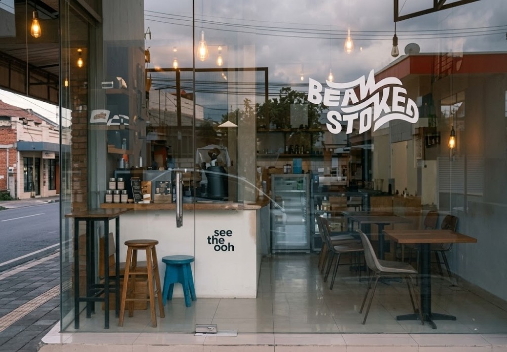 Intimate Slow-Bar Mastery and High-Grade Micro-Lots Downtown