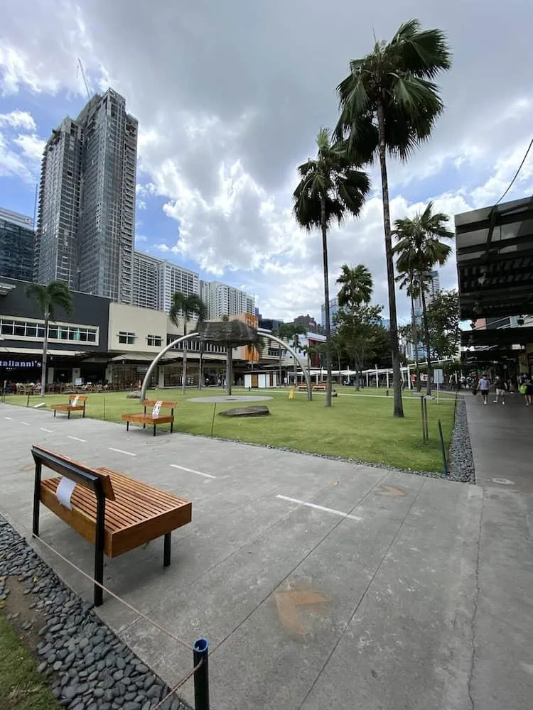 Public Seating Spaces and the Development of Slow Tourism in Bonifacio Global City