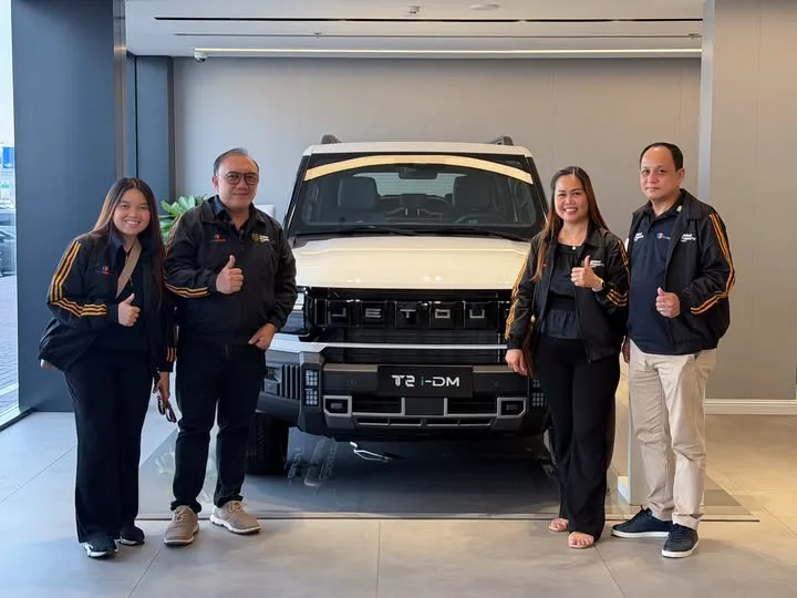 FHI Global Dubai’s First Real Estate Agent Mich Guinto Awarded a Car by CEO Anthony Leuterio