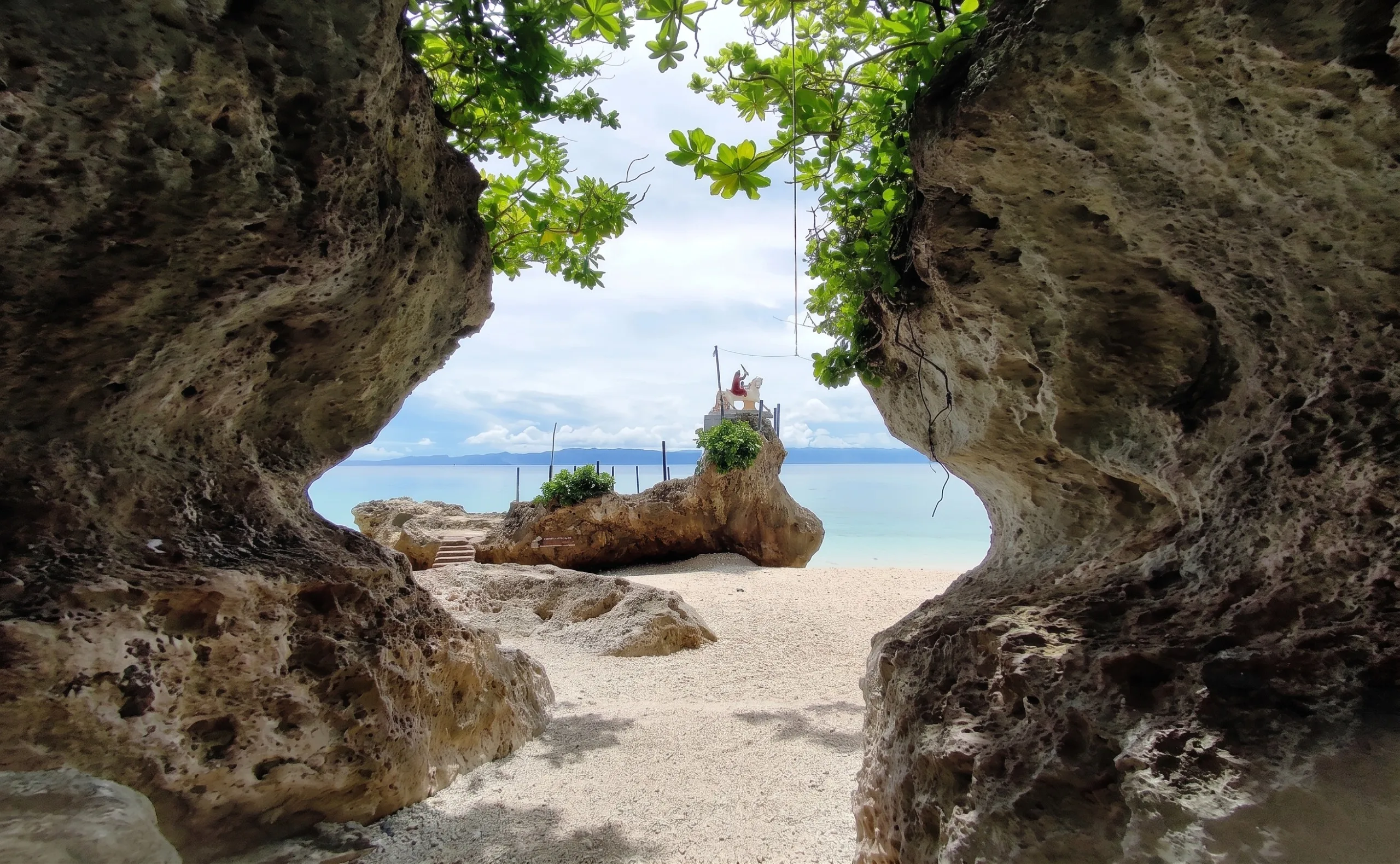 Photo Courtesy: Province of Southern Leyte (https://southernleyte.gov.ph/padre-burgos/padre-burgos-tourism/tangkaan-beach-2/)