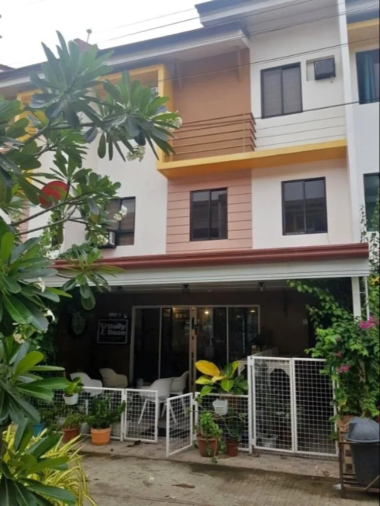 Three-Story Charm: Spacious House with Commercial Space for Rent in Cordova