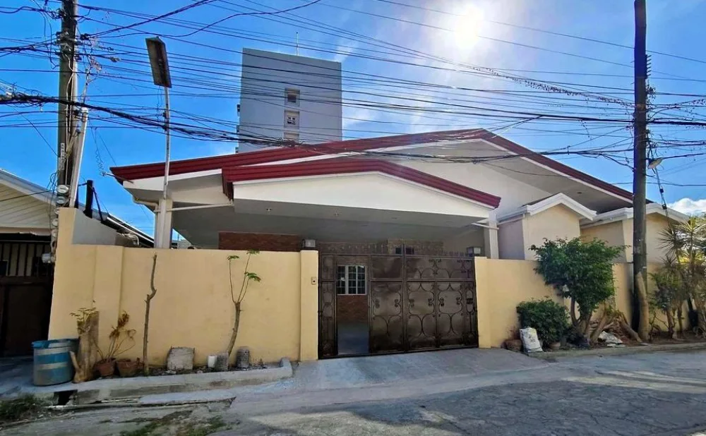 3 Bedroom Bungalow House with 2 Garage for rent in Mandaue City