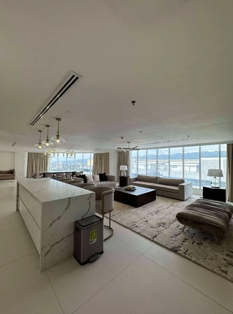 Penthouse Paradise for Rent: Stunning 3-Bedroom Condo with Expansive Balcony & IT Park Views at Calyx Centre, Cebu City!