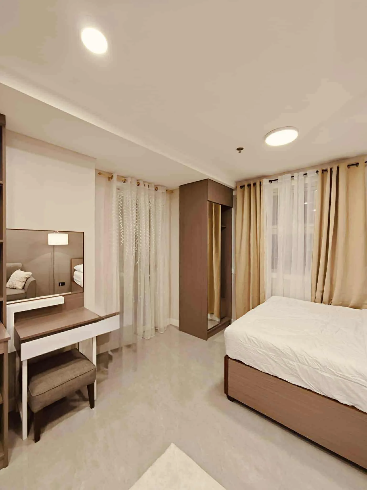 1br-converted-to-studio-deluxe-corner-condo-unit-for-long-term-rental-with-balcony-for-rent