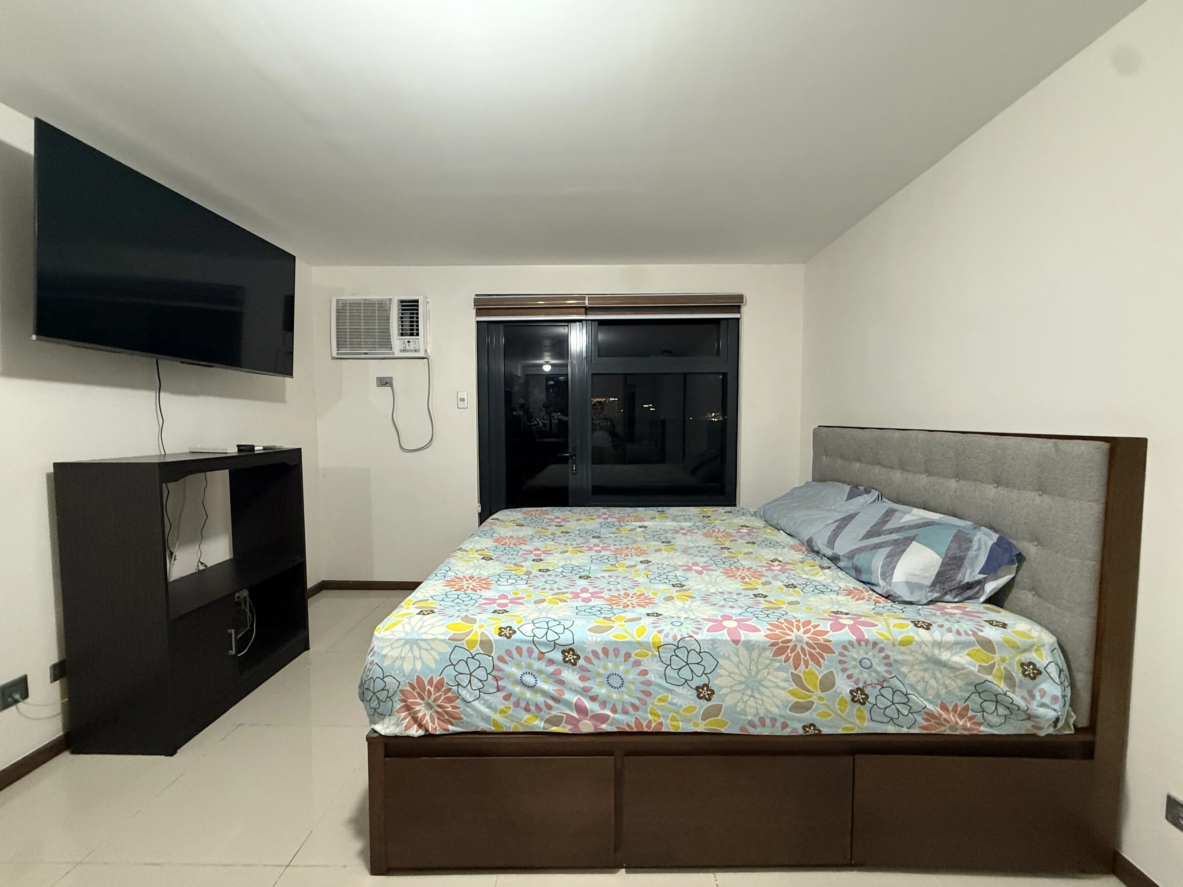 for-rent-fully-furnished-studio-unit-with-balcony-at-galleria-residences-cebu-city-for-rent