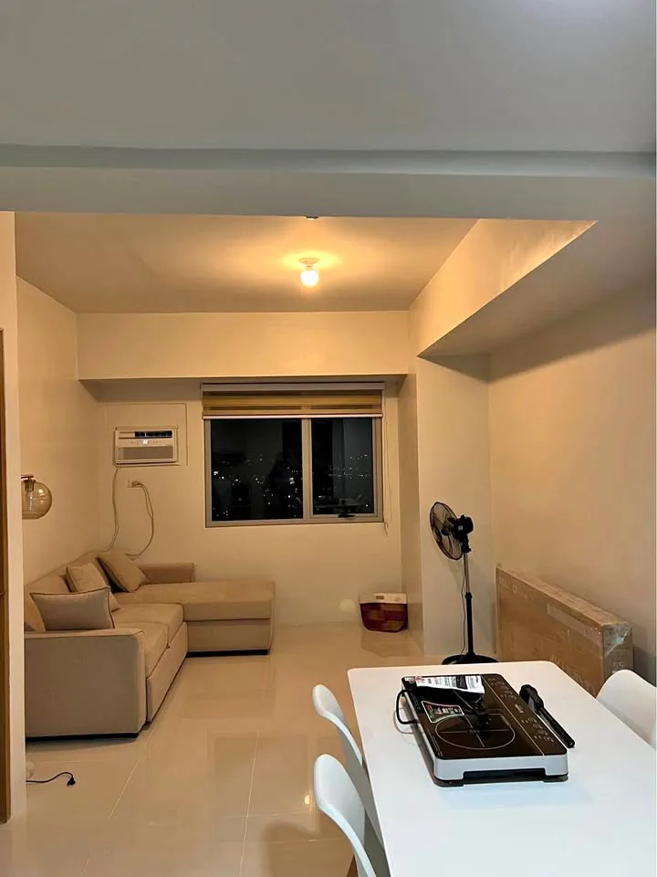 1 bedroom Condo for Rent Walking distance from Ayala Business Park Across Landers