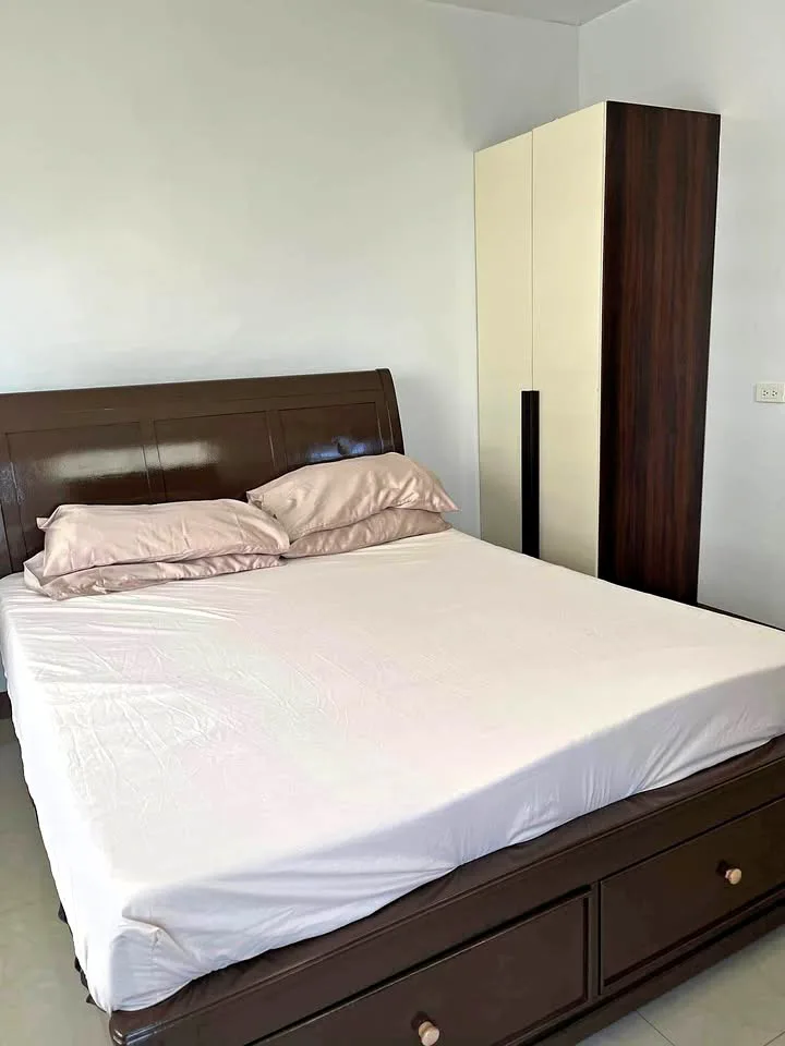 Fully Furnished Studio-type Condo with Balcony for rent in Lahug Cebu City Walking distance from Cebu IT Park