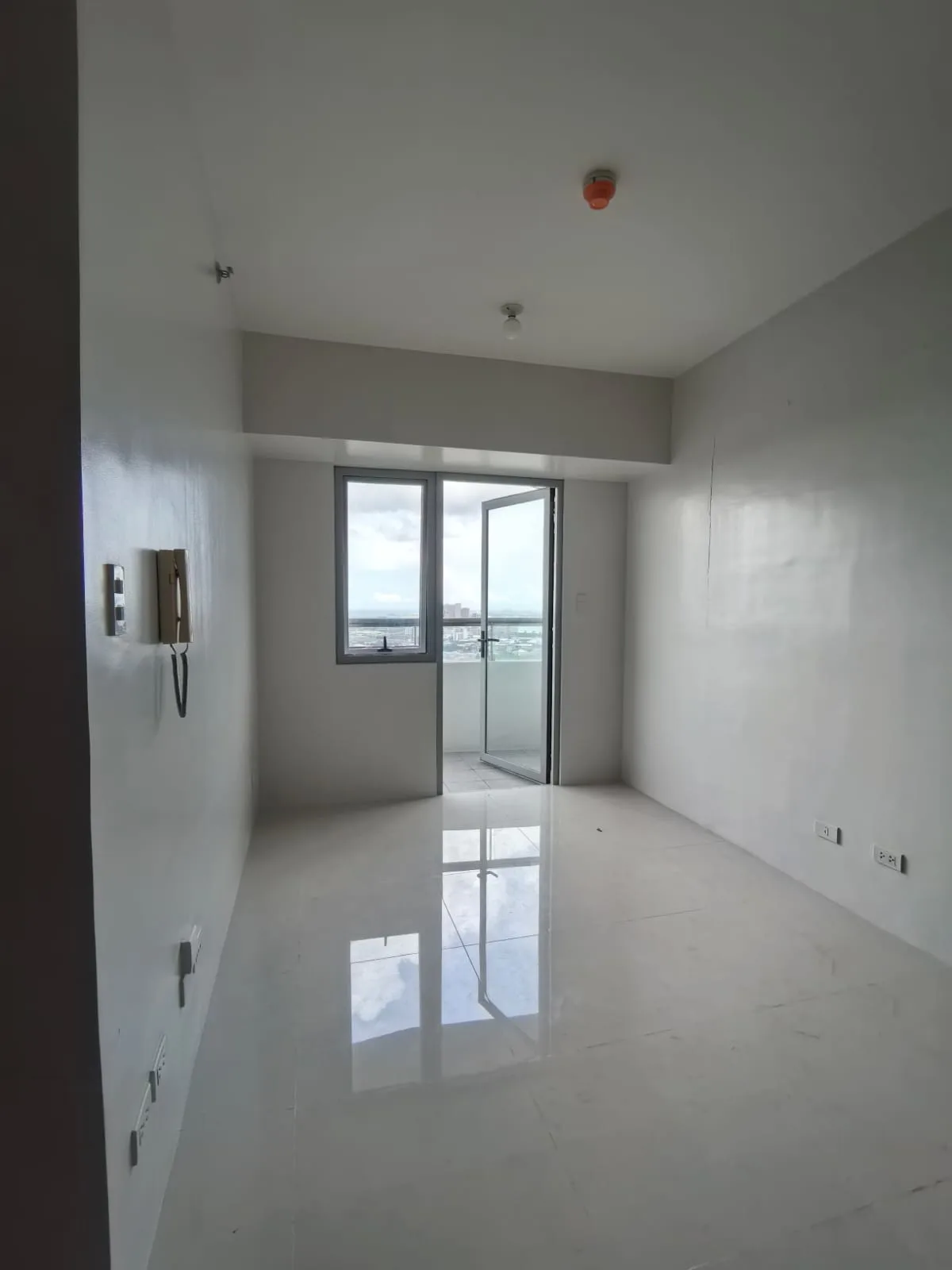 unfurnished-2-bedroom-with-balcony-for-rent-in-taft-east-gate-mabolo-cebu-for-rent